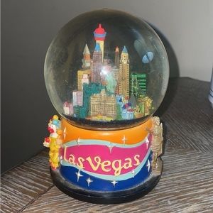 LAS VEGAS CITY SCAPE CASINO 3D MUSICAL SNOW GLOBE BY WESTERN SUPPLY 6.5"